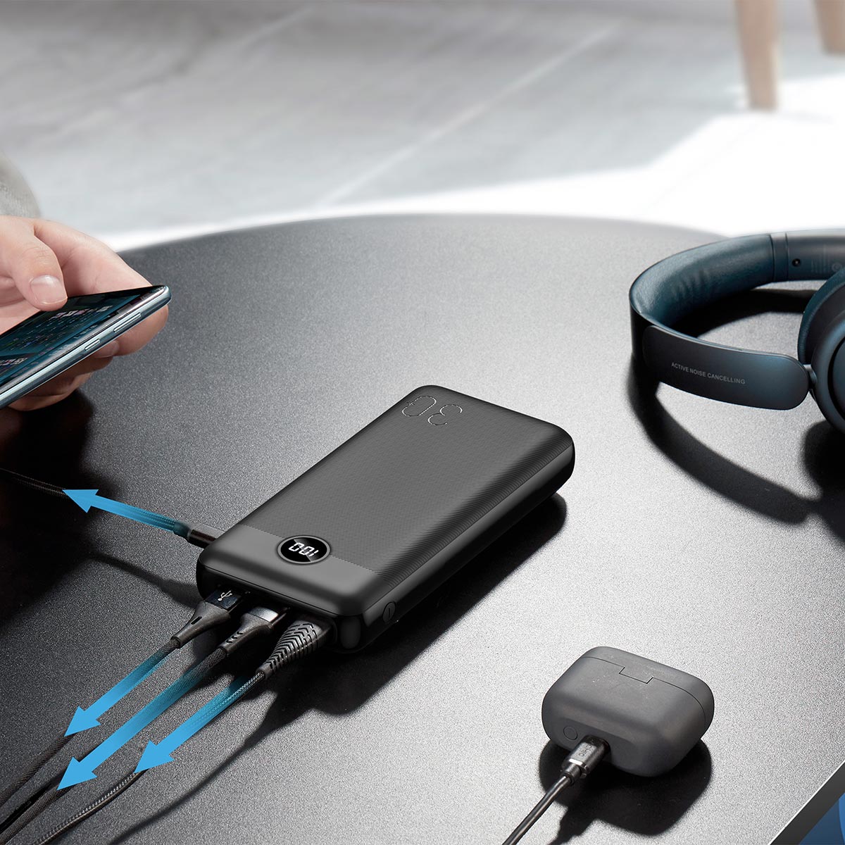 4 USB výstupy pro nabíjení elektronických zařízení s iOS i Android